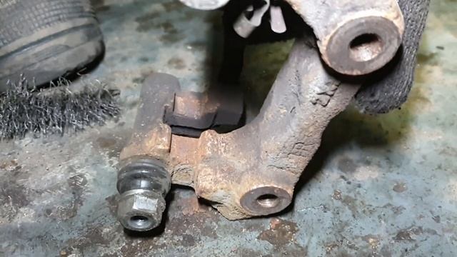 Corolla 150 100000км. Неравномерный износ задних колодок. Причины. Устранение. смотреть онлайн