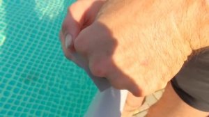Как Заклеить ДЫРКУ в Каркасном Бассейне Не сливая Воду В ВОДЕ под Водой . Какой Клей Лучше