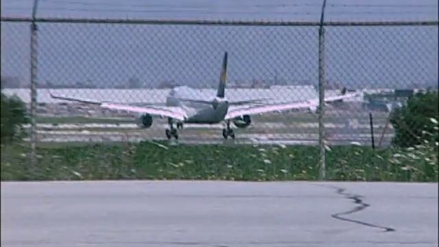 Toronto Pearson Airport Departures and Arrivals смотреть онлайн
