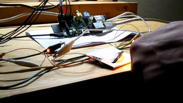 Raspberry Pi - using a temperature sensor, Java and a lighter to 'ignite' an LED смотреть онлайн
