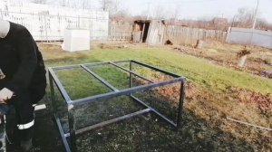 Стол из профильной трубы и доски.