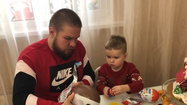 Открываем новогодние Киндеры (большие и маленькие) | Opening New Year Surprise Eggs смотреть онлайн