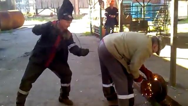 Приколы на заводе - Заведем сварщика!