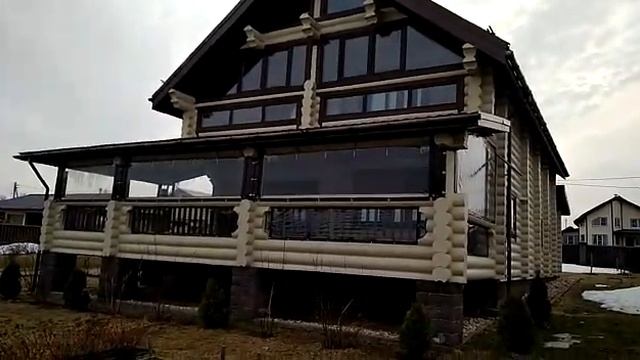 Мягкие окна на веранде большого бревенчатого дома смотреть онлайн