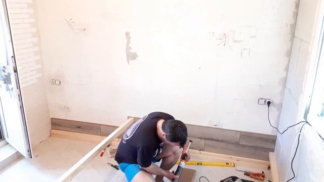 ЛАМИНАТ НА СТЕНУ СВОИМИ РУКАМИ ??. БЕЗ ОПЫТА. Сделай сам свой ремонт в хрущевке. смотреть онлайн