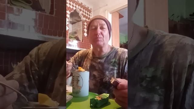 ем сыром творожный глазированный с ароматом ванили из магазина Победа. смотреть онлайн