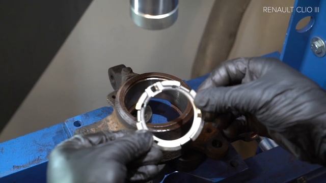 Как заменить передний подшипник ступицы RENAULT CLIO 3 [ВИДЕОУРОК AUTODOC] смотреть онлайн