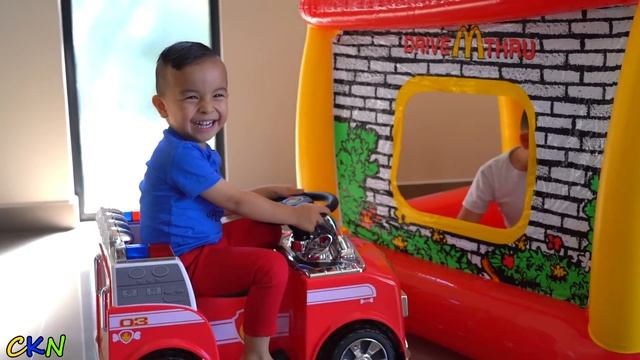 Giant Burger McDonalds Drive Thru Prank Pretend Play With CKN Toys смотреть онлайн