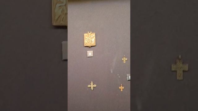 Нательные крестики и иконки часто находят при археологических раскопках. смотреть онлайн