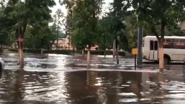 Оренбург. Проспект Дзержинского после ливня 12.06.2017 смотреть онлайн