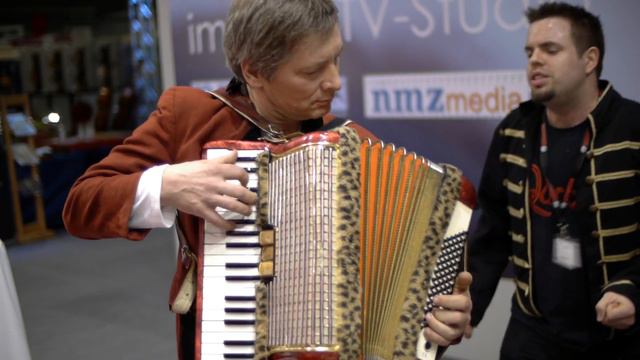 (Music Messe 2012)Royal Squeezebox - Bicycle смотреть онлайн