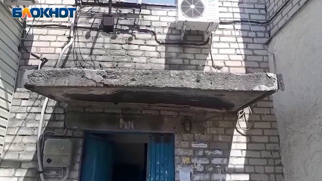 «Скоро упадет на голову»: ремонта козырька над подъездом просят жители в Краснослободске смотреть онлайн