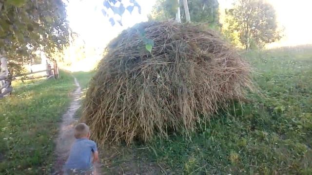 Уборка сена. Погрузка на мотоблок. Уборка на сеновал. смотреть онлайн