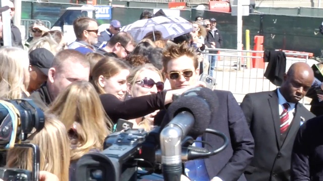 Robert Pattinson at The 2018 Film Independent Spirit Awards смотреть онлайн