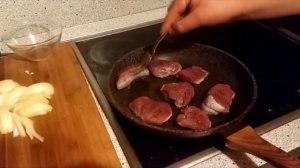 Жареная свиная вырезка на луковой подушке! Быстрый и вкусный рецепт!