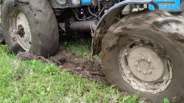 трактор беларус в болоте застрял. как можно вытащить ? смотреть онлайн