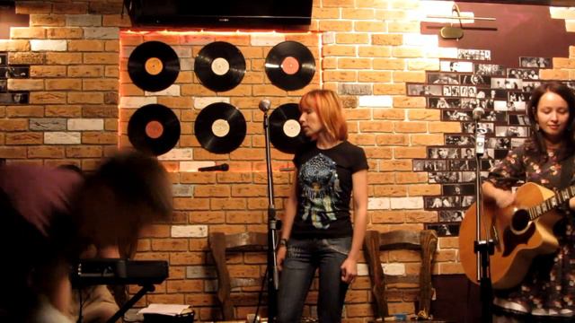 Елена Сурина и... экспериментальный состав. Концерт в баре Амбар смотреть онлайн