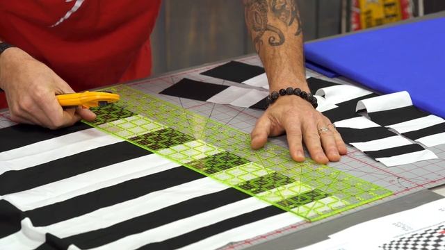 Make a "Checkmate" Checkerboard Quilt with Rob Appell of Man Sewing (Video Tutorial) смотреть онлайн