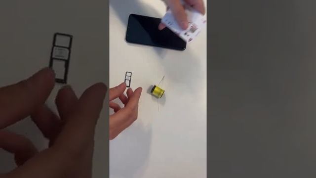 Как вставить SIM-карту в смартфон с помощью иголки смотреть онлайн