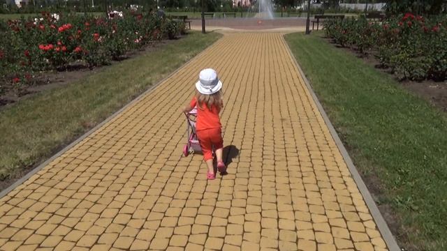 Vlog: Маруся находит куклу у Бабушки и гуляет с ней в Парке Роз. смотреть онлайн
