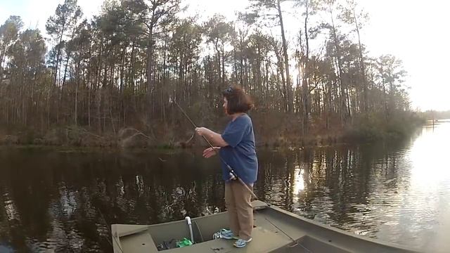 She's Hooked on Bass Fishing смотреть онлайн
