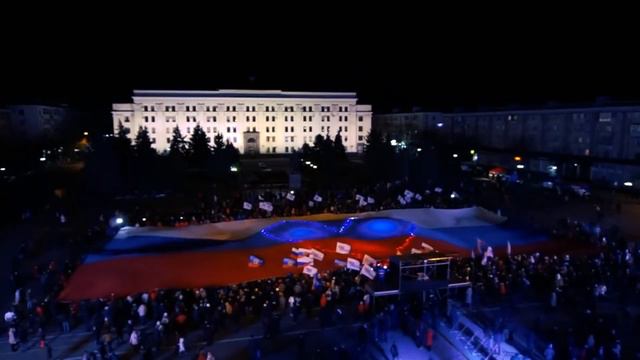 В Луганске в день выборов развернули гигантский флаг РФ смотреть онлайн