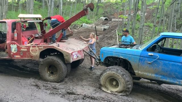 Don't fall in the mud on this recovery! смотреть онлайн