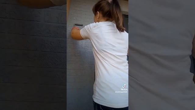 Красим имитацию кирпичной кладки.