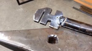 Кузнечная вилка. Кузнечный инструмент .