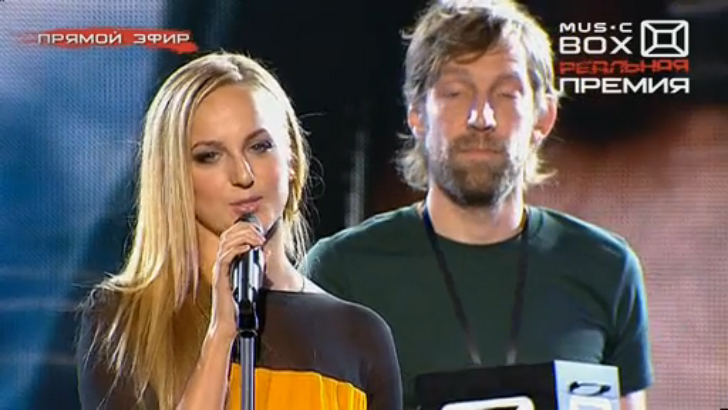 Маша Шурочкина вручает премию телеканала MusicBox в номинации "Лучший DJ" - 19.11.14 смотреть онлайн