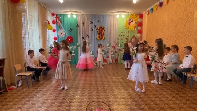 Танец девочек с цветами, старшая группа смотреть онлайн