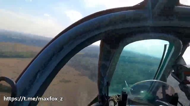 Штурмовик Су-25 уходит от двух ракет ПЗРК во время боевого вылета, точная локация и дата неизвестны. смотреть онлайн