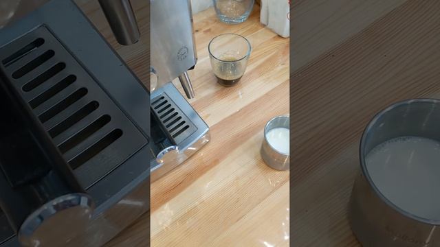 SAECO POEMIA классическая рожковая кофеварка. Демонстрация работоспособности. смотреть онлайн