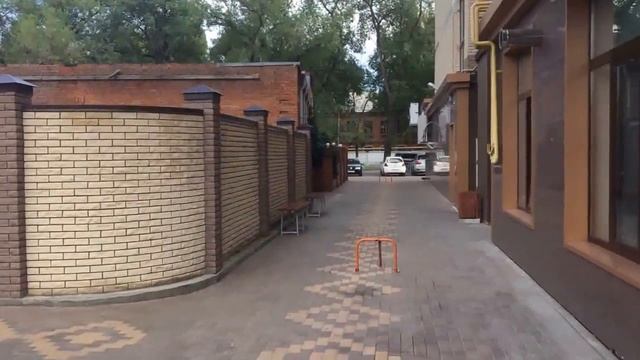 Многоэтажный дом, облицованный кирпичом 