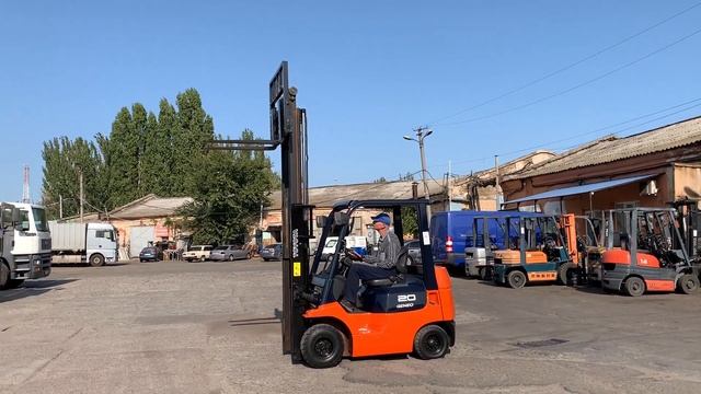 Вилочный бензиновый автопогрузчик Toyota 7FGK20 с боковым смещением, в исполнении компакт смотреть онлайн
