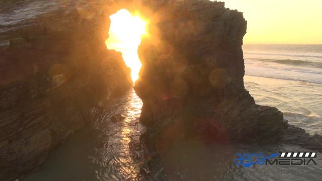PLAYA DE LAS CATEDRALES A VISTA DE DRONE смотреть онлайн