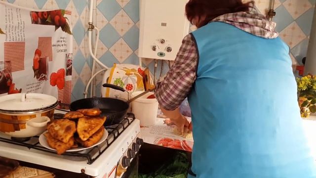 В ГОСТЯХ У КОЛИНЫХ РОДСТВЕННИКОВ ЖЕНЩИНА КРЕМЕНЬ смотреть онлайн