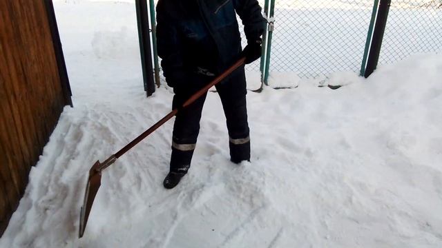 Чистка снега возле дома. Вместо зарядки. смотреть онлайн