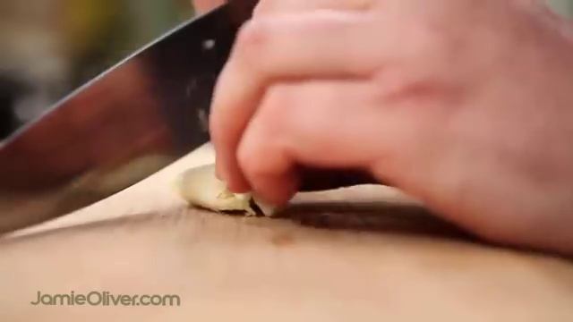 How To - chop garlic, with Jamie Oliver's mate Pete смотреть онлайн
