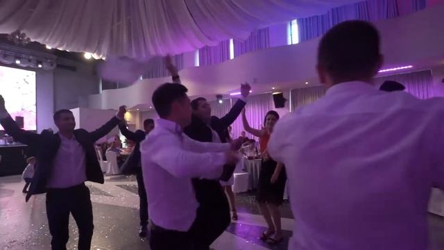 Подарок от друзей на свадьбу. Танец-флешмоб смотреть онлайн