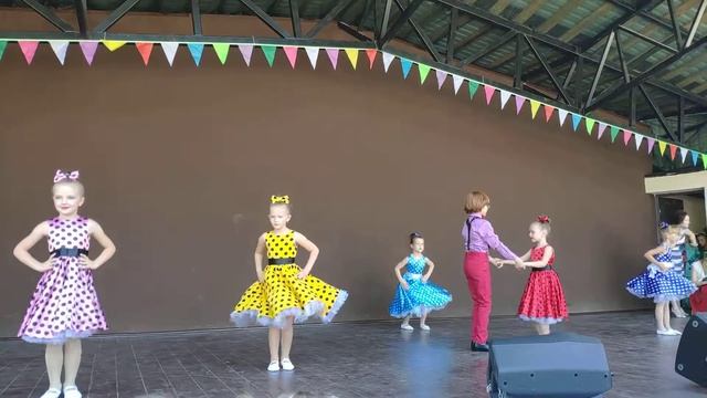 Танец Стиляги. Танцует танцевальная группа Карамельки. смотреть онлайн