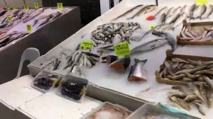 Рыбный рынок в центре Алании. Морепродукты в Турции. Цены на криветки и крабы в Турции.