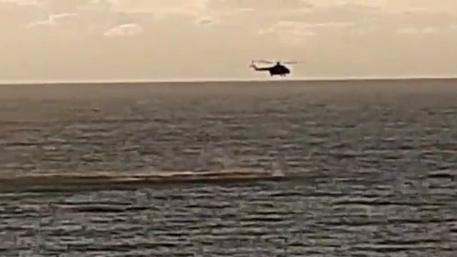 ЧТО ТАМ СЛУЧИЛОСЬ??? Почему вертолёт зависает над одном месте в море ? смотреть онлайн