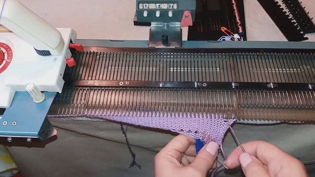 Резинка и интересное закрытие петель на Неве-5 и любой однофонтурной машине смотреть онлайн