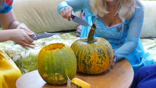 Анна и сюрприз от Джокера. Смешные видео о супергероях!