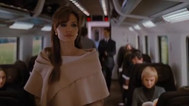 Анжелина Джоли идет по вагону садится и снимает перчатку смотреть онлайн