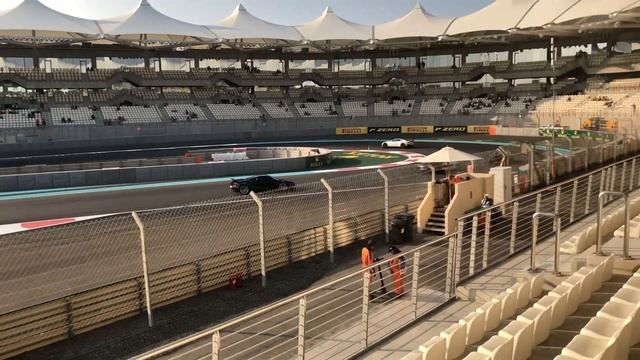 Ламба, Феррари и не только на трассе Формулы 1 прямо перед заездом F1 смотреть онлайн