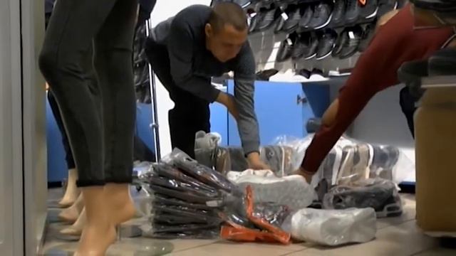 В Саратове изъято 467 единиц поддельной одежды и обуви с логотипами известных марок смотреть онлайн