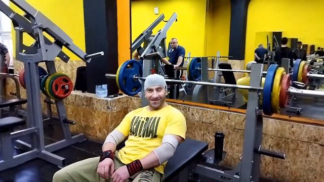 Легкие приседания - Тяжелый присед на груди. Тренировка от 10.11.23 смотреть онлайн