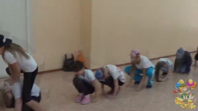 Девочки 4Б класса 82 школы поздравляют мальчишек-одноклассников смотреть онлайн